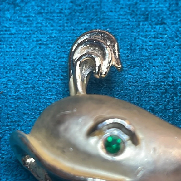 Vintage Goldtone Whale with green eye brooch pin - Picture 4 of 6